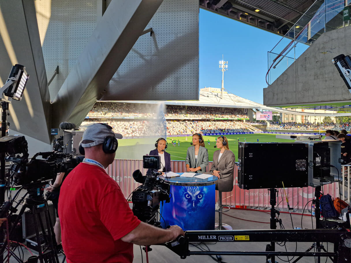 Ylen tv-studio Tammelan stadionilla.