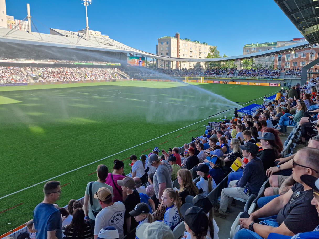 Tammelan stadion, tekonurmen kastelu.