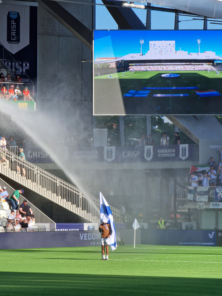 Lipunkantaja Tampereen Tammelan stadionilla.