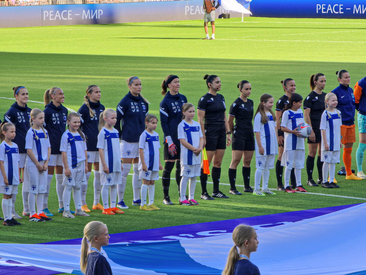 Juniorit ja Helmarit Tampereen Tammelan stadionilla.