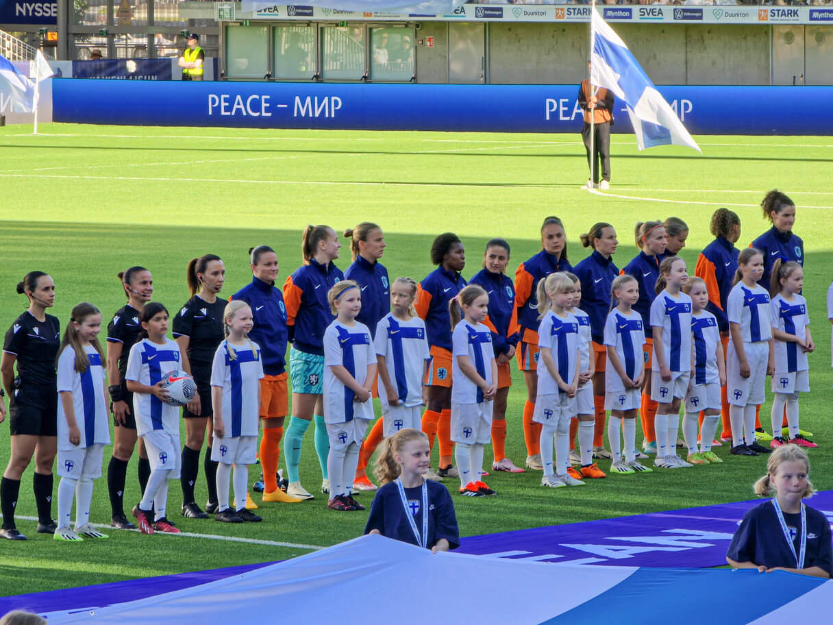 Juniorit, erotuomarit ja Hollannin pelaajat Tampereen Tammelan stadionilla.