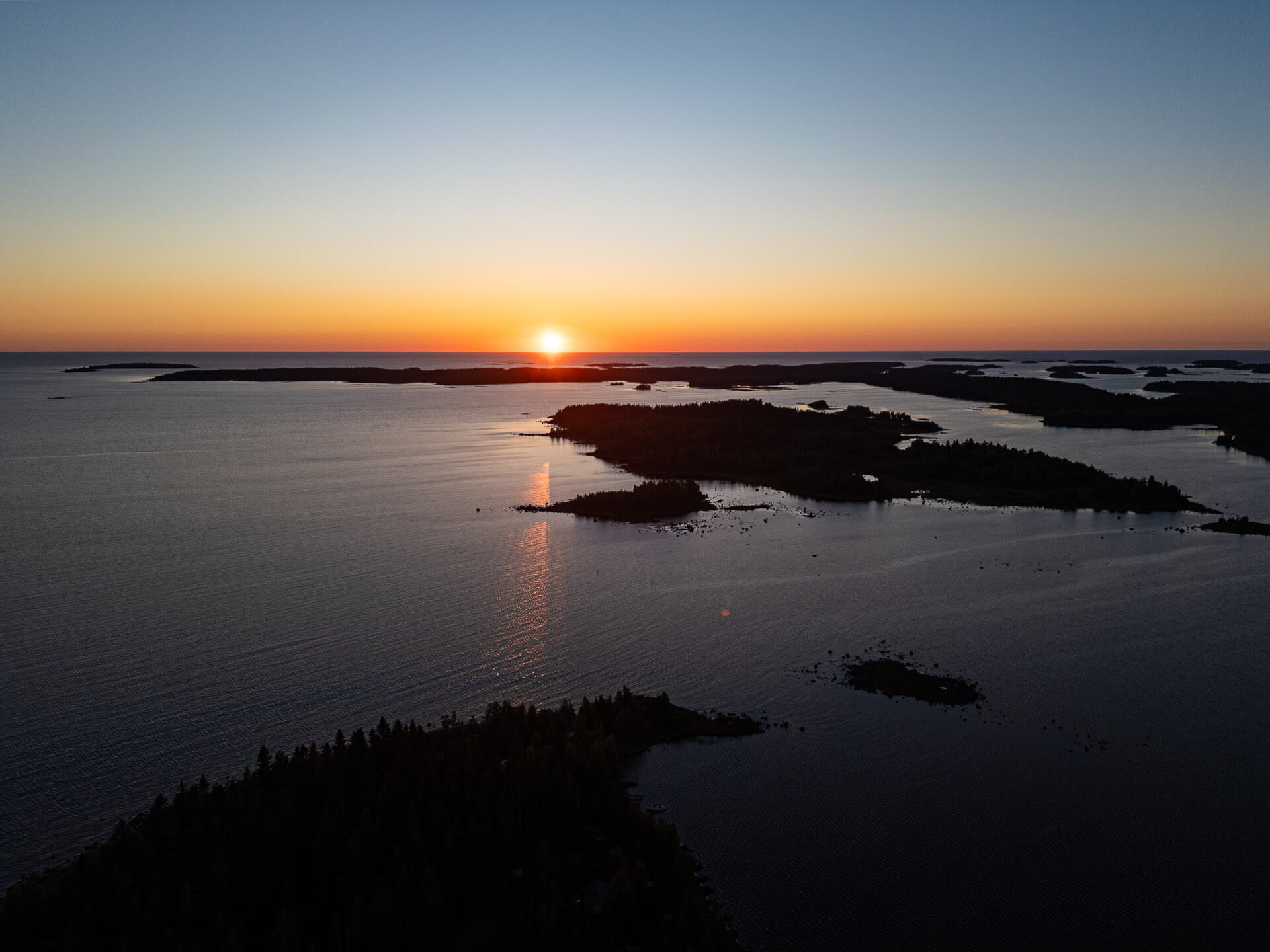 Auringonlasku Letossa dronella kuvattuna