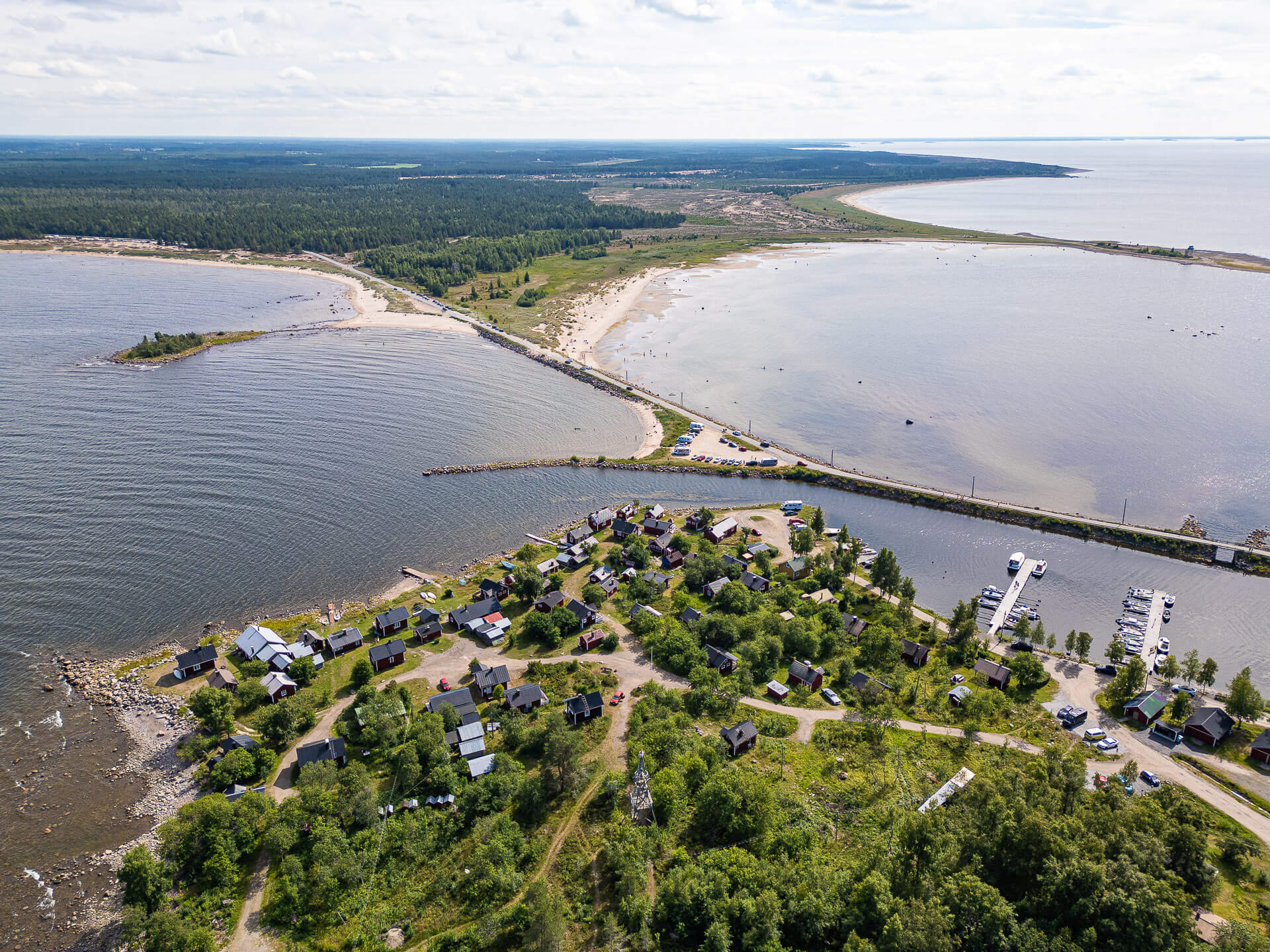 Ohtakarin saari, pengertie ja silta ilmakuvassa Vattajanniemelllä Kokkolan Lohtajalla