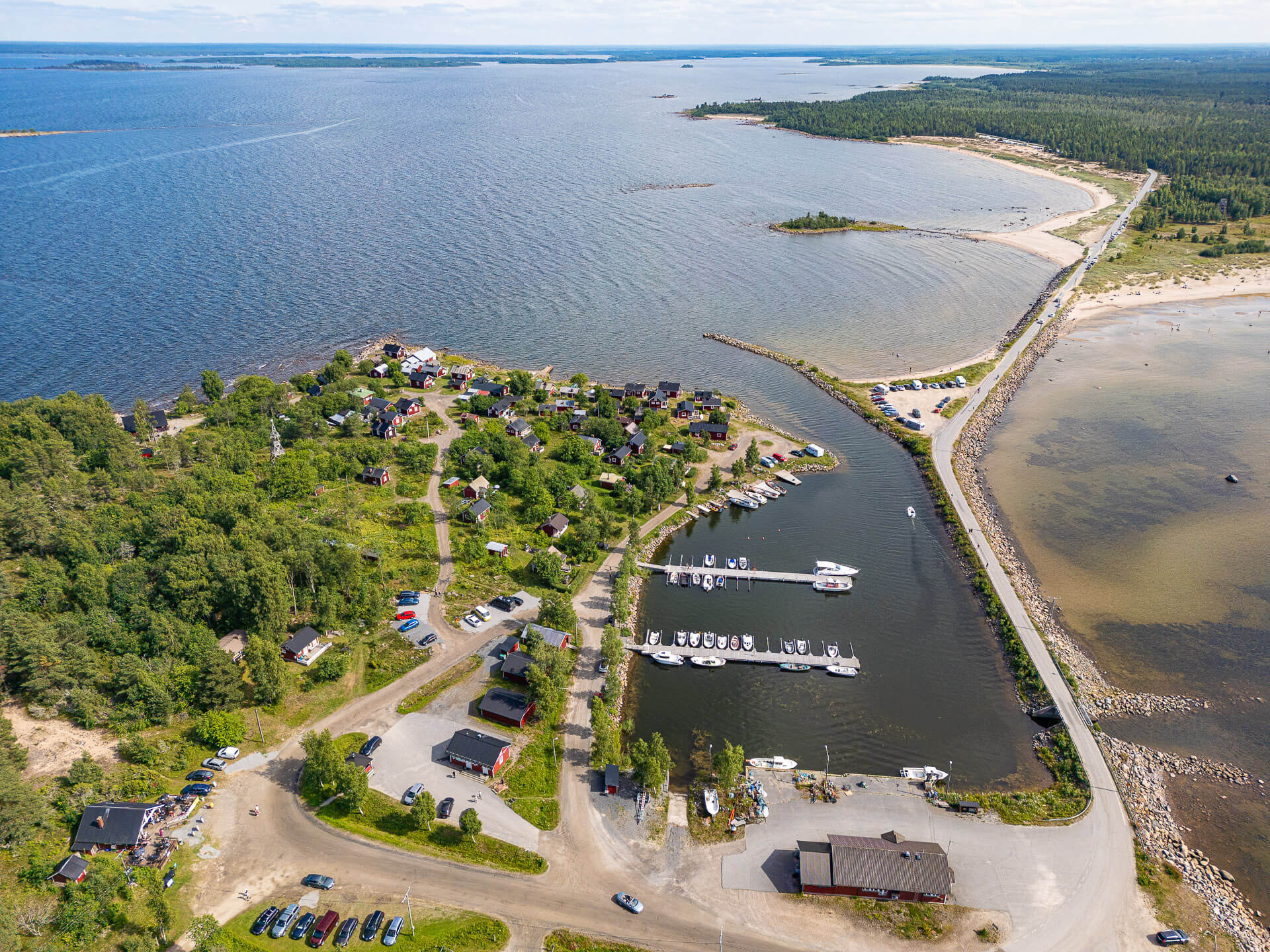 Ohtakarin saari, pengertie ja silta ilmakuvassa Vattajanniemelllä Kokkolan Lohtajalla