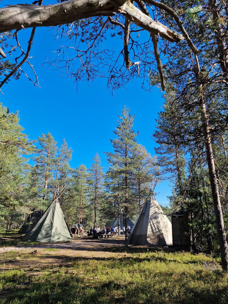 Turisteja safarilla Ounasvaaralla