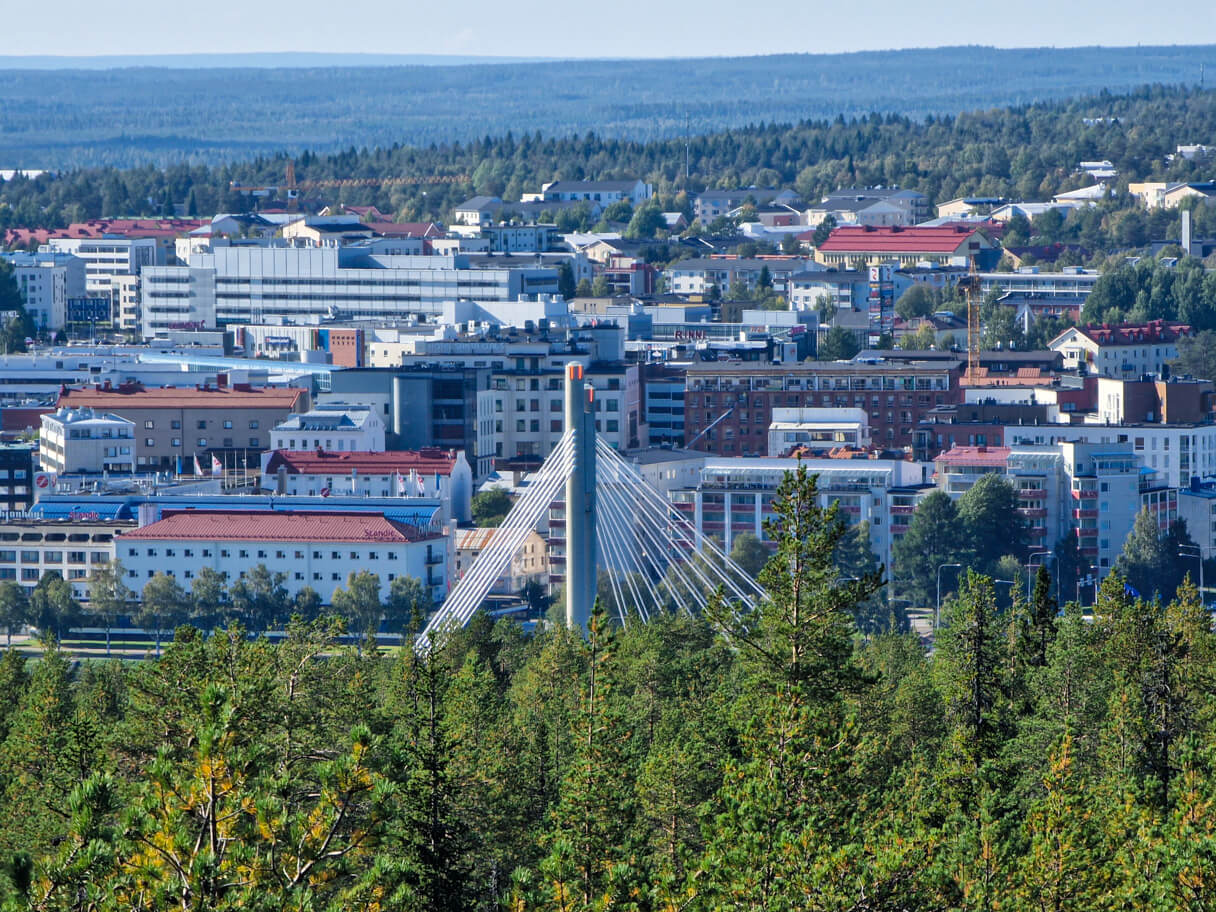 Ounasvaaran näkötornista otettu kuva kohti Rovaniemen ydinkeskustaa ja Jätkänkynttilää