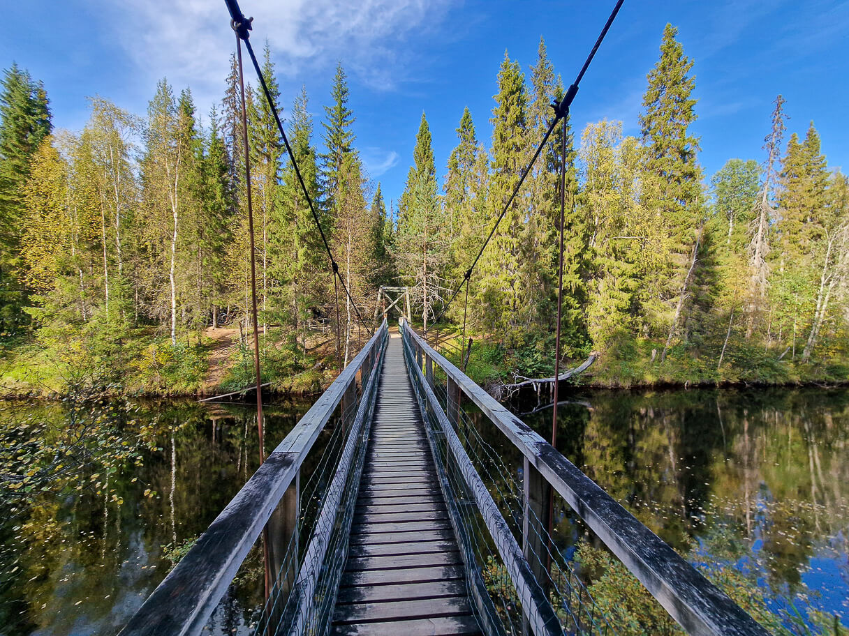 Auttijoen ylittävä riippusilta Rovaniemellä