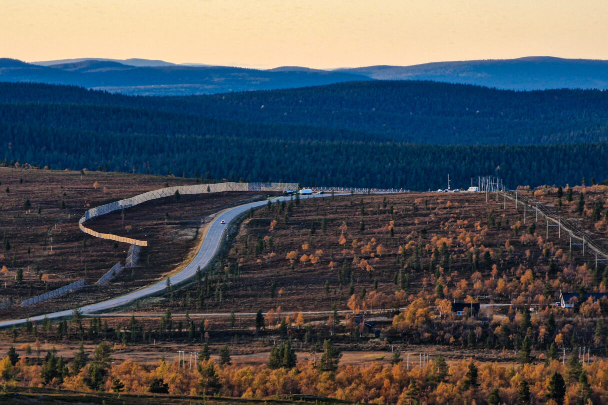 Kaunispää-tunturi ja E4/E75-tien lumiaita, Saariselkä