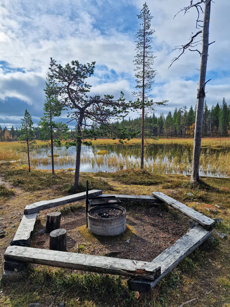 Rönkönlammen tulistelutuvan nuotiopaikka.