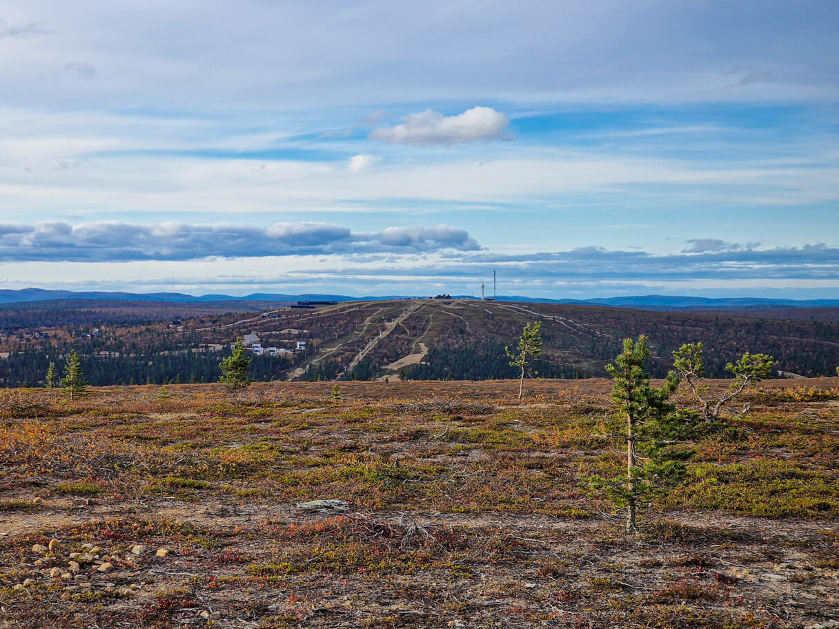 Näkymä kohti Kaunispään laskettelurinteitä Saariselällä.