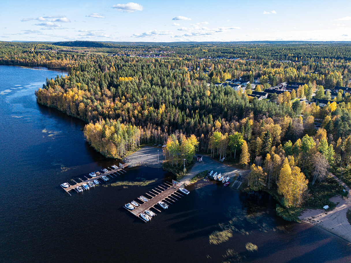 Salmijärven veneranta ja uimaranta syksyllä ruskan aikaan, Rovaniemi